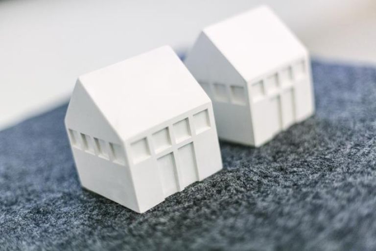 Foto der Statuette, die zwei stilisierten kleinen H&auml;usern abbildet