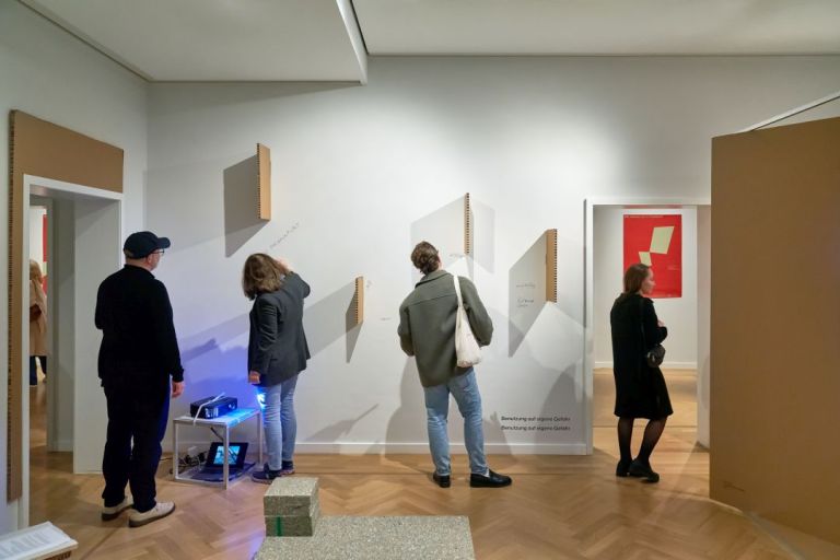 Ausstellungsraum im Museum Giersch mit einigen Menschen